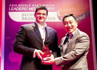 Craig J. Ryan (left), General Manager of the Holiday Inn Pattaya receives an award from Clarence Tan (right), Chief Executive Officer of IHG Japan.